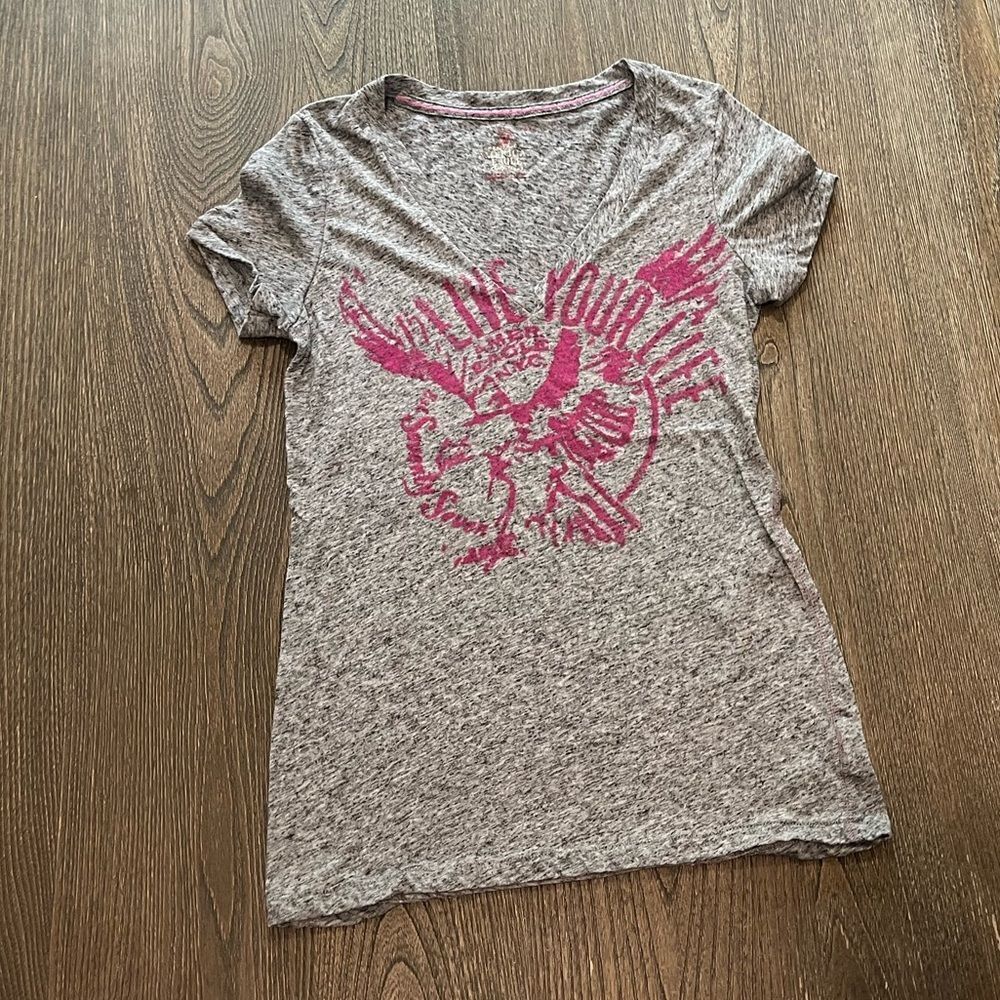 American Eagle Heathered Gray V-Neck Graphic T-Shirt Pink Short SleeveSize Small
